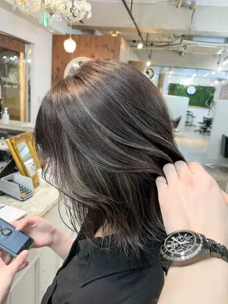 ショート 白いハイライト🤍 タナカリョウスケのヘアスタイル