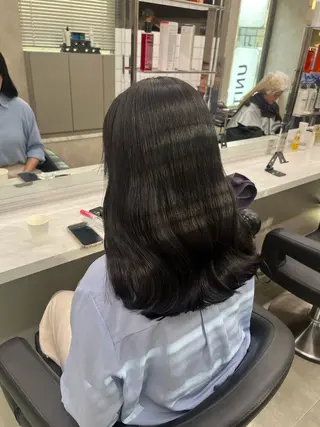 セミロング 寒色＆ブリーチ特化 寒色MiOのヘアスタイル