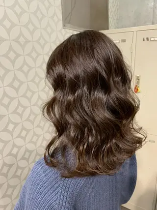 セミロング カラー オフホワイトアンドなんば所属・福西 洋斗のヘアスタイル