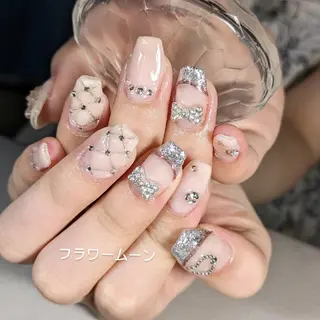 ネイル フラワー ムーンのネイルデザイン