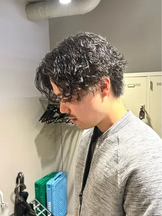 ミディアム パーマ ヘアアレンジ メンズ 顔まわりカット の達人のヘアスタイル