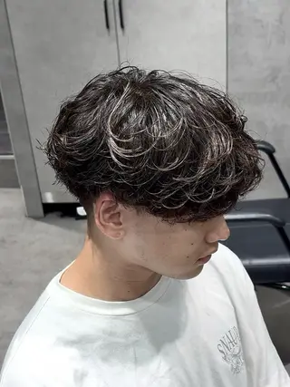 ショート カラー パーマ メンズ 【シャドウパーマ センターパート】義心のヘアスタイル