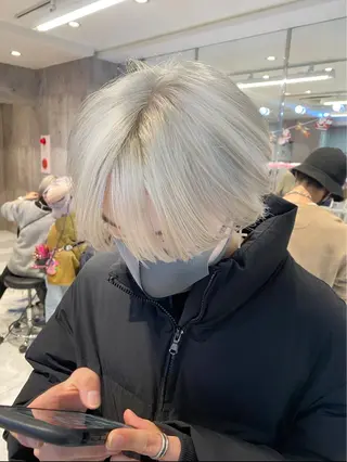 ショート カラー メンズ アイブロウ JuNブリーチに 縮毛矯正するプロのヘアスタイル