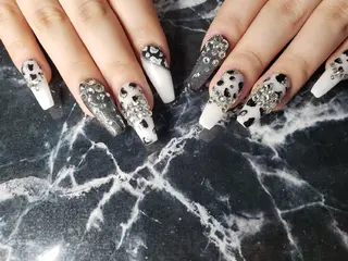 ミディアム ネイル クロキ 。のネイルデザイン