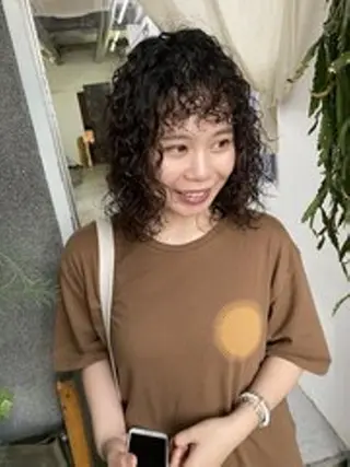 パーマ ミディアム qiie ワンカラー 黒染め　白髪染めのヘアスタイル