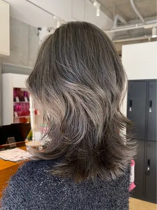 ミディアム カラー 🫧うる艶レイヤー /グレージュ🪐リサのヘアスタイル