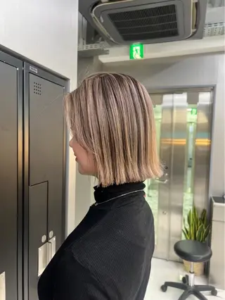 ショート 🫧バレイヤージュ/ ハイトーン/ミズキのヘアスタイル