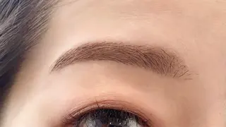 アイブロウ frill by plan所属・四条烏丸/frill 🩶akaneのマツエク・マツパデザイン