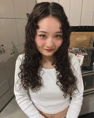 ミディアム パーマ tomo🍒パーマ ハイトーン似合わせのヘアスタイル