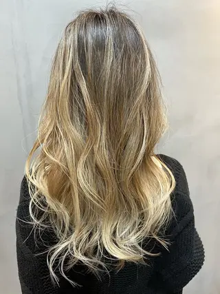 ロング カラー 和泉 沙綾のヘアスタイル