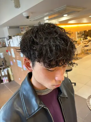 ショート パーマ メンズ 塩谷黎✨ブリーチ無W カラーメンズパーマ✨のヘアスタイル