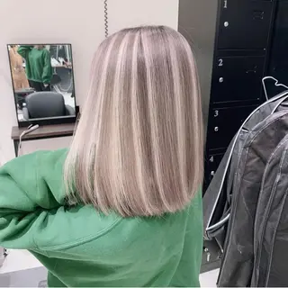 ミディアム カラー オフホワイトアンドなんば所属・福西 洋斗のヘアスタイル