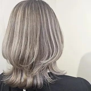ミディアム 🇰🇷透明感×ハイ トーン🌟tomoのヘアスタイル