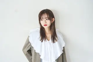 セミロング ミルクティー× グレージュMOMOのヘアスタイル