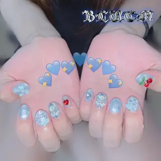 ネイル BLUEM なな🐶のネイルデザイン