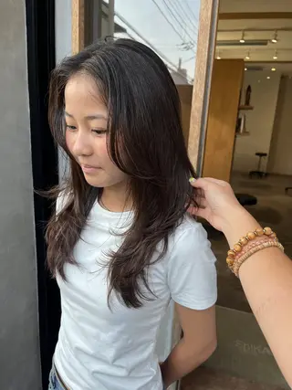 セミロング YUI／レイヤー カット/透明感カラーのヘアスタイル