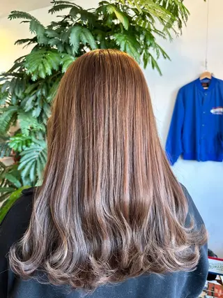 ロング カラー GENE CUTCLUB所属・岩村 夏姫のヘアスタイル