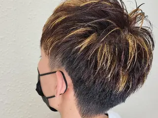 ショート カラー メンズ ブリーチカラー🌈 嘉名 真樹のヘアスタイル