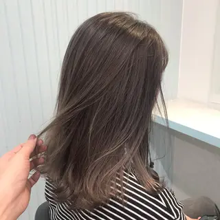 セミロング カラー 🩵ハイトーン 美咲🩵のヘアスタイル