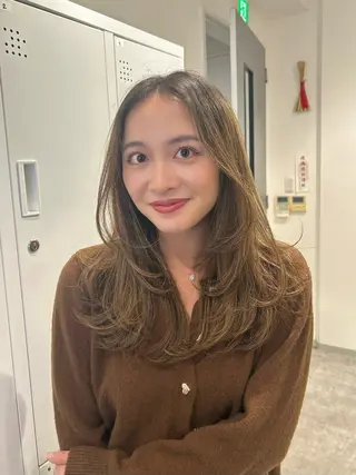 ミディアム ブリーチ/ベージュ /レイヤー/ひよりのヘアスタイル