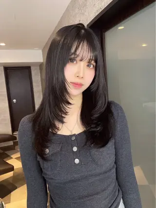 ミディアム GEM YURI ハイトーンカラーのヘアスタイル