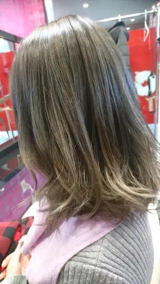 セミロング カラー 横山 千春のヘアスタイル