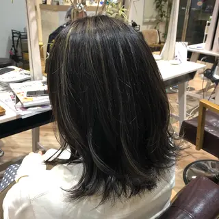 ミディアム カラー 伊東 彩花のヘアスタイル
