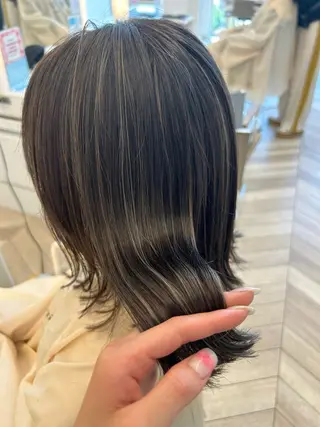 ミディアム カラー 西澤 咲輝のヘアスタイル