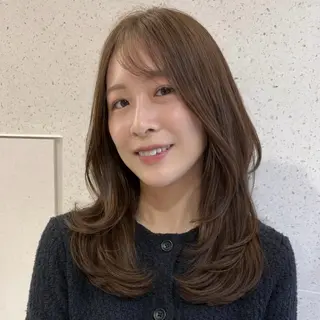 ミディアム 梅田/レイヤーカット /ミルクティーカラーのヘアスタイル