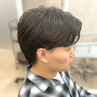 メンズ フェザーパーマ🦋セ ンターパート🖤彩音のヘアスタイル