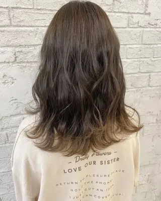 セミロング カラー オリーブ/アッシュ やわらか透明感カラーのヘアスタイル