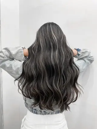 ロング 白いハイライト🤍 タナカリョウスケのヘアスタイル