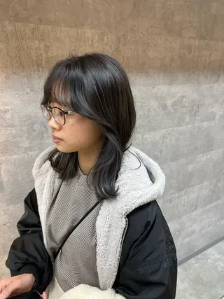 ミディアム カラー _WHITE 若狭のヘアスタイル