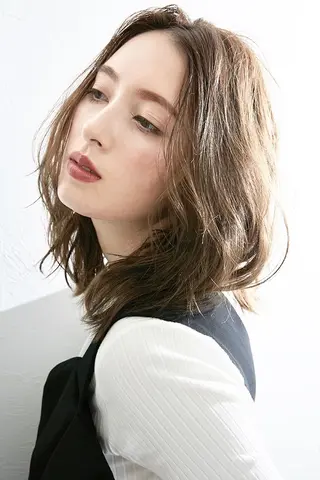 ミディアム ブリーチなしダブル/ レイヤーカット 小棹のヘアスタイル