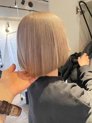 ショート カラー 梅田ハイトーン チダ ヒナノのヘアスタイル