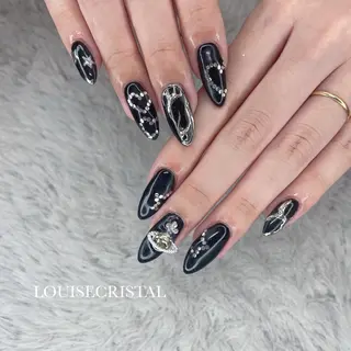 ネイル LOUISE CRYSTALのネイルデザイン