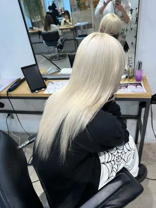 ロング カラー ミルクティー× グレージュMOMOのヘアスタイル