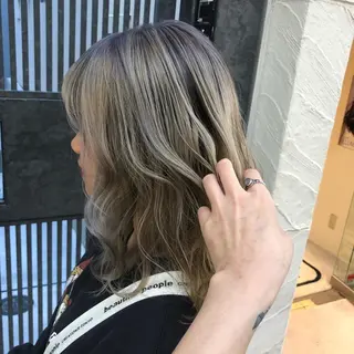 セミロング カラー ウルフカット／吉村 桃子のヘアスタイル