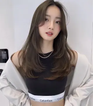 ロング EARTH所属・NATSUMI 透明感カラーのヘアスタイル