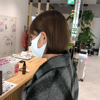 ショート レイヤー/顔まわり カット/地毛風カラーのヘアスタイル