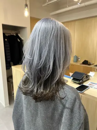 ミディアム カラー fleurir/ ハイトーン山本希来莉のヘアスタイル