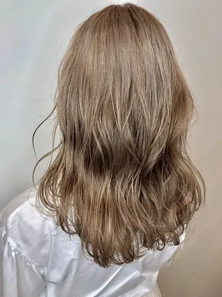 セミロング カラー ヘアアレンジ 美髪.艶髪.髪質改善 LoLo.サリのヘアスタイル