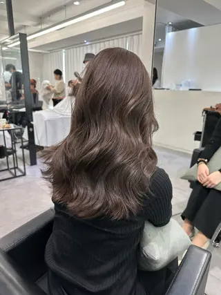 ロング AHNKISM所属・トレンドレイヤー/ 透明感カラーのヘアスタイル