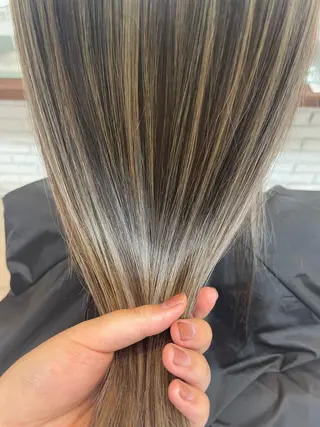 セミロング カラー HIKARI🐈‍⬛ レイヤー×デザインのヘアスタイル
