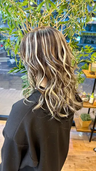 ミディアム Cure2所属・🌈白いハイライト 🌈 🐶ノザワ🐶のヘアスタイル