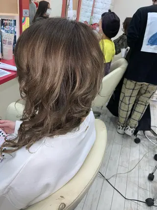 セミロング カラー ヘアアレンジ 今村公介 ブリーチ特化、派手髪のヘアスタイル