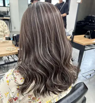 ミディアム カラー RYOSUKE ハイトーンのヘアスタイル
