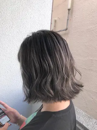 ショート 白いハイライト🤍 タナカリョウスケのヘアスタイル