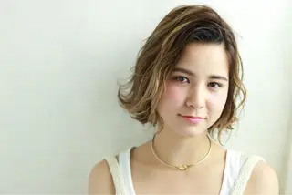ミディアム カラー 齋藤 咲のヘアスタイル