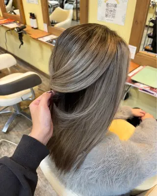 カラー ロング 鶴島 凜のヘアスタイル